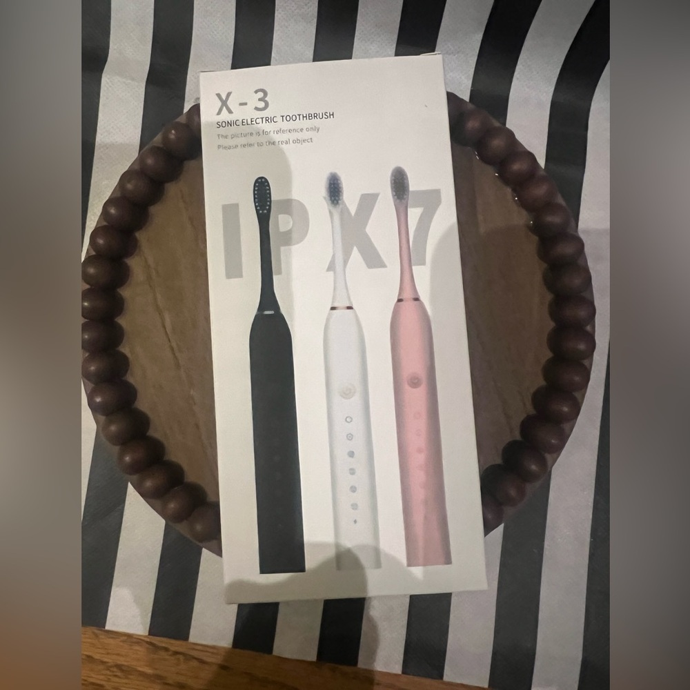 NWT 3 pack electric toothbrushes